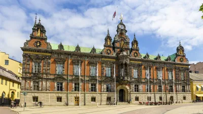 Malmö Rathaus mit markanter Architektur und Flaggen