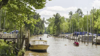 Boote fahren auf einem Fluss durch das Tigre-Delta.
