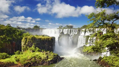 Beeindruckende Iguazu-Wasserfälle mit üppiger Vegetation und tosendem Wasser.