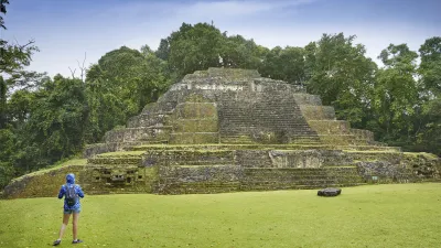 Lamani-Tempel in Belize mit einer Person im Vordergrund