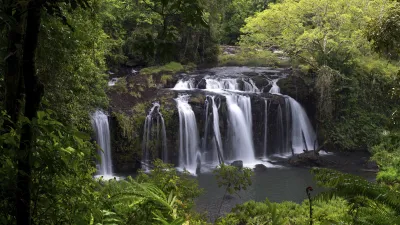 Wunderschöne Wasserfälle stürzen in einen üppigen, grünen Regenwald.