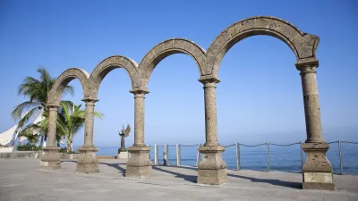 Bogenförmige Säulen säumen die Küstenpromenade mit Blick auf das Meer