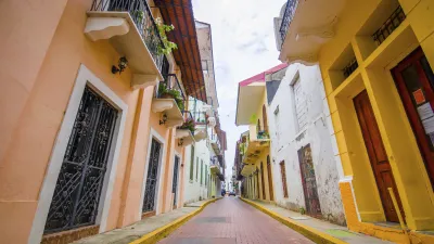 Bunte Gebäude säumen die gepflasterte Straße in der Altstadt von Panama.