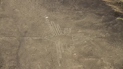 Nazca-Linien zeigen eine stilisierte Vogelgestalt in der Wüste.