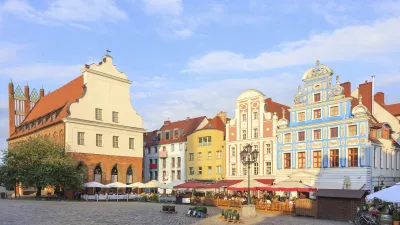 Historische Gebäude säumen den belebten Platz in Stettin.