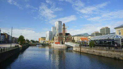 Malmö Skyline mit Kanal und modernen Gebäuden
