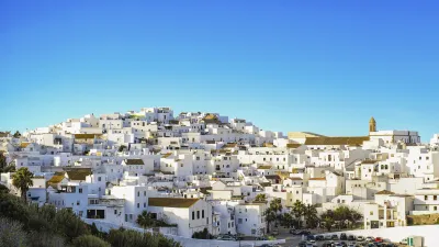 Weiß getünchte Häuser bedecken den Hügel von Vejer de la Frontera.
