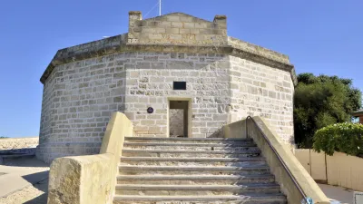 Architektonisches Wahrzeichen am Meer bei Sonnenuntergang