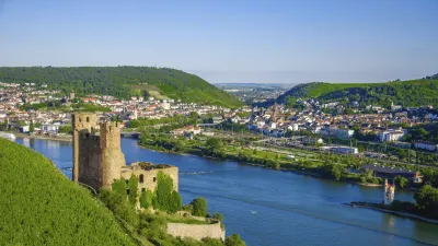 Burg Ehrenfels thront über dem Rhein bei Rüdesheim.