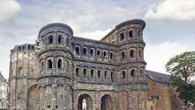 Die Porta Nigra in Trier ist ein beeindruckendes römisches Stadttor.