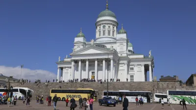 Der weiße Dom auf dem Senatsplatz in Helsinki wird von Menschen besucht