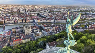 Goldene Statue mit Blick auf die Stadt Lyon und den Fluss Rhone.