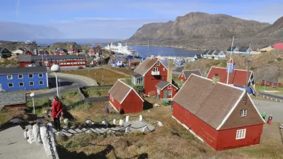 Bunte Häuser in der grönländischen Stadt Sisimiut mit Blick auf das Meer.