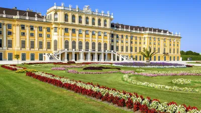 Schloss Schönbrunn mit blühendem Garten im Vordergrund