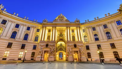 Die beleuchtete Alte Hofburg in Wien zeigt prächtige Architektur.