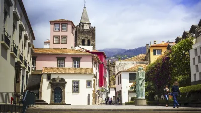 Historische Gebäude und eine Statue prägen die Altstadt von Funchal.