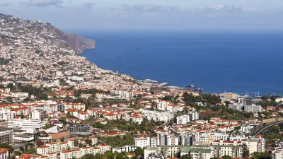 Panoramablick auf die Stadt Funchal mit roten Dächern und dem blauen Meer
