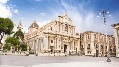 Die Kathedrale Santa Agata dominiert den Piazza del Duomo in Catania.