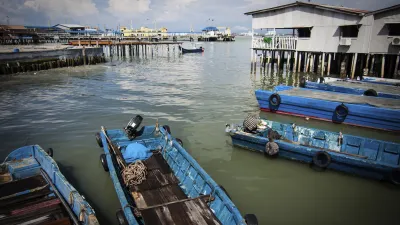 Bunte Fischerboote liegen im Hafen von George Town.