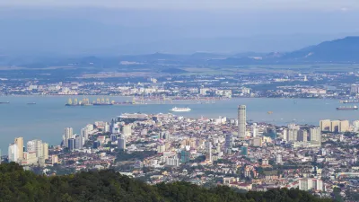 Panoramablick auf George Town, Penang, Malaysia mit Hafen und Stadtlandschaft.
