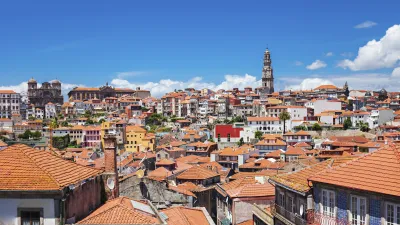 Dächer von Porto mit dem Torre dos Clérigos im Hintergrund