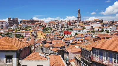 Blick über die Dächer Portos mit dem Torre de Clerigos, Portugal