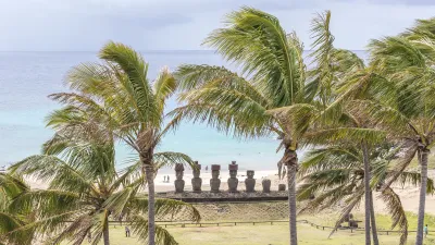 Moai-Statuen stehen am Anakena-Strand auf der Osterinsel