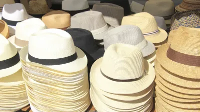 Stapel verschiedener Panama-Hüte in unterschiedlichen Farben.