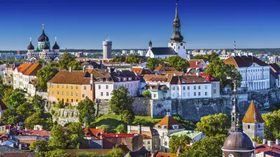 Historische Dächer und Türme prägen das Stadtbild von Tallinn