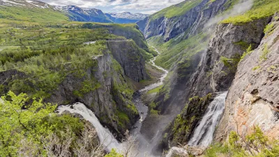 Voringsfossen Wasserfall stürzt in eine tiefe Schlucht in Norwegen.