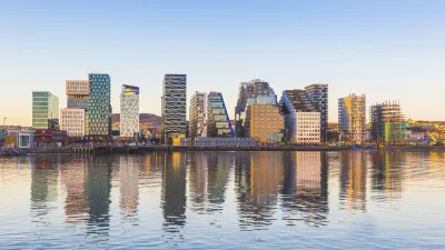 Oslo Skyline mit modernen Gebäuden spiegelt sich im Wasser.