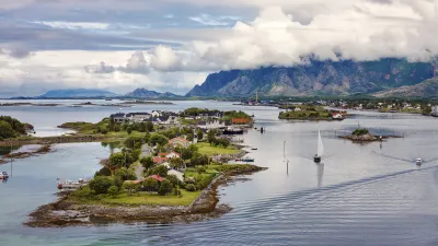 Norwegische Insellandschaft mit Häusern und Segelbooten im Meer