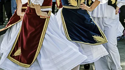 Tänzerinnen in traditioneller serbischer Tracht führen einen Folklore-Tanz auf.