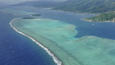 Türkisblaues Korallenriff vor der Küste von Raiatea in Französisch-Polynesien.