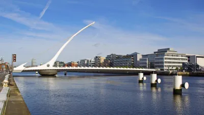 Die Samuel Beckett Brücke überspannt die Liffey in Dublin.