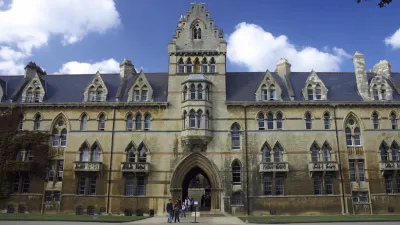 Historisches Universitätsgebäude mit gotischer Architektur und Besuchern.