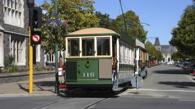 Grüne Straßenbahn fährt auf einer Straße in Christchurch