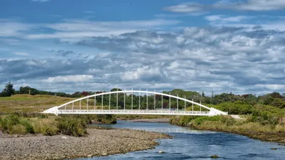 Weiße Rewa Brücke über einen Fluss in Neuseeland.