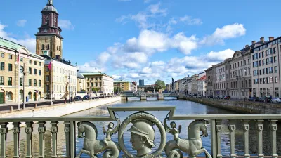 Göteborger Kanal mit historischen Gebäuden und Brücke