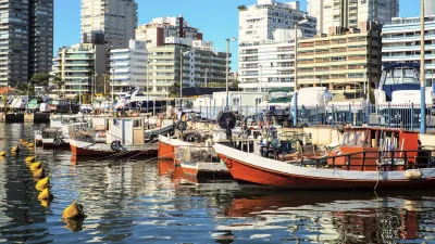 Bunte Fischerboote liegen im Hafen von Punta del Este.