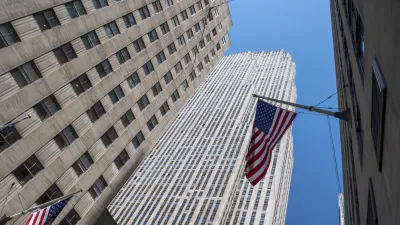 Amerikanische Flagge vor dem Rockefeller Center in New York City