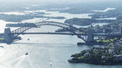Die Sydney Harbour Bridge überspannt das blaue Wasser.