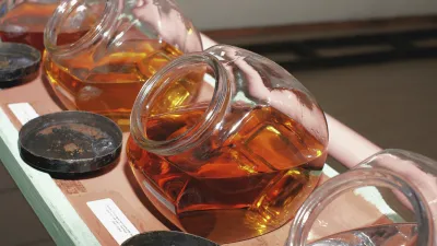 Rum in Gläsern steht auf einer weißen Oberfläche.