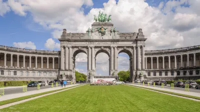Der Triumphbogen in Brüssel steht auf einem grünen Feld.