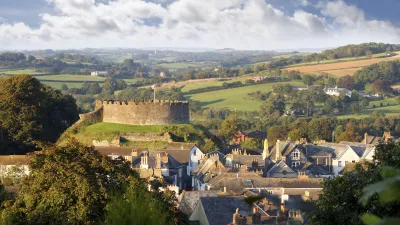 Totnes Castle thront über der Stadt Devon in England