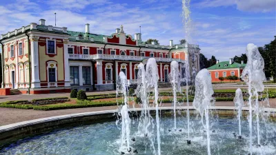 Kadriorg Palast mit Springbrunnen im Vordergrund
