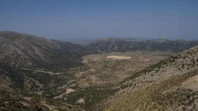 Trockene Landschaft mit Bergen und Pfaden auf Kreta.