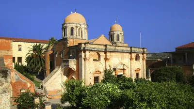 Historische Klosteranlage Agia Triada auf Kreta mit Kuppelbau