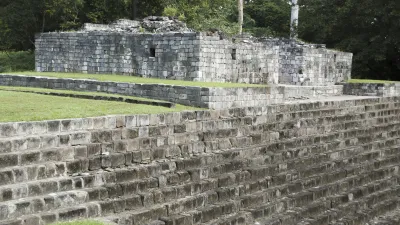 Antike Maya-Pyramide in Guatemala mit Stufen und Vegetation.