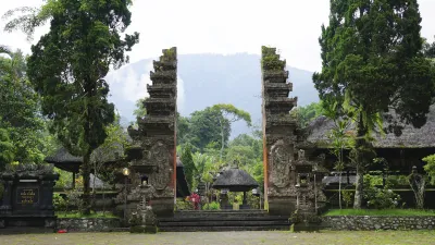 Traditionelle Tempeltore führen zu einem heiligen Tempel auf Bali.